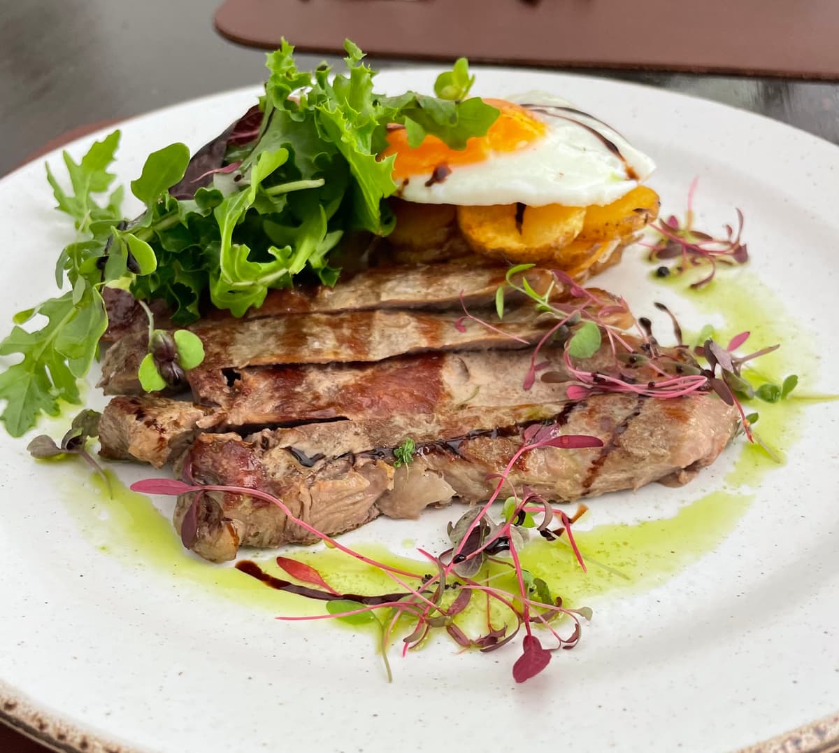 Bistec de res a caballo